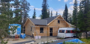 Nyproduktion av villa - snickaren har slutfört sitt byggprojekt